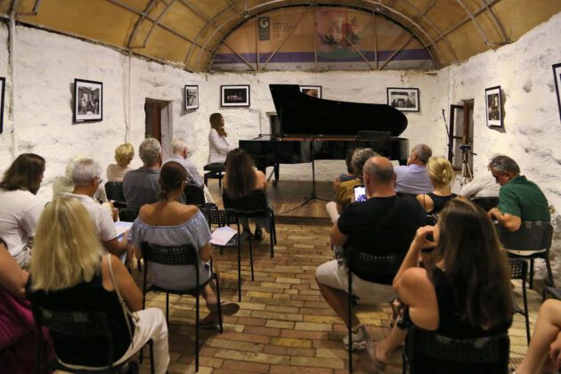 Piyanist Tuna Bilgin Gümüşlük’te konser verdi