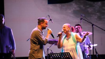 Ünlü sanatçı Şile Bezi Festival’inde annesi ile aynı sahneyi ilk defa paylaştı