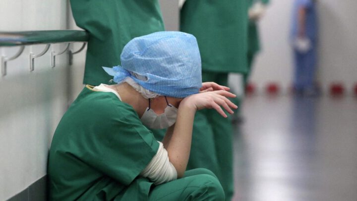 PANDEMİNİN KAHRAMANLARI ŞİDDET, AŞIRI İŞ YÜKÜ VE YOKSULLUKLA BAŞBAŞA: ”DOKTORLAR BAŞTA OLMAK ÜZERE KAMU PERSONELİ KİRALARINI DAHİ ÖDEYEMİYOR’’