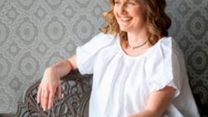BEŞ KİŞİYE KALDIRILAN BEŞ KADEH ve BİR ÖMRÜN HİKÂYESİ… ANNE GRIFFIN’İN ÇARPICI ROMANI SÖZLER TÜKENDİĞİNDE, EPSİLON LOGOSUYLA RAFLARDA!