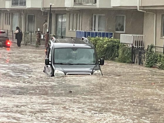 Mudanya’da selden geriye çamur kaldı