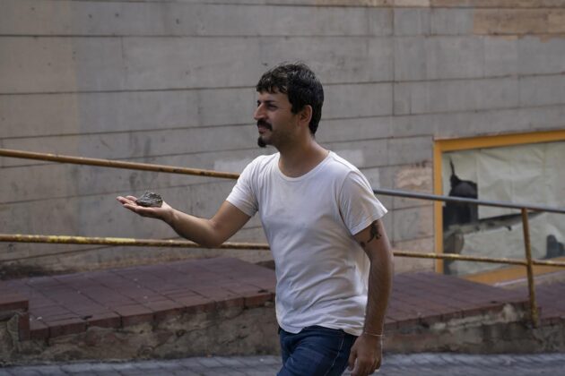 Ateş Alpar “Taşın Evrensel Tarihi” Adlı Performansıyla İstanbul Sokaklarındaydı