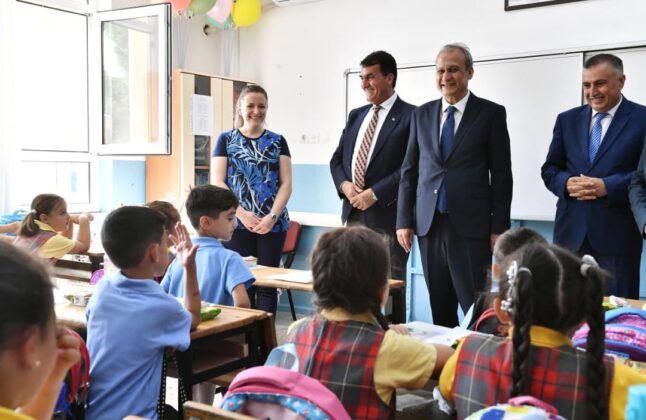 BAŞKAN DÜNDAR ÖĞRENCİLERİ YALNIZ BIRAKMADI