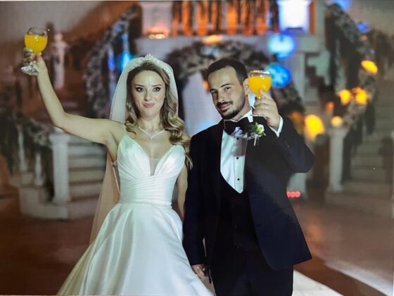 KAYA GİBİ DÜĞÜN! MUTLULUKLARINDA ONLARI DOSTLARI YALNIZ BIRAKMADI!