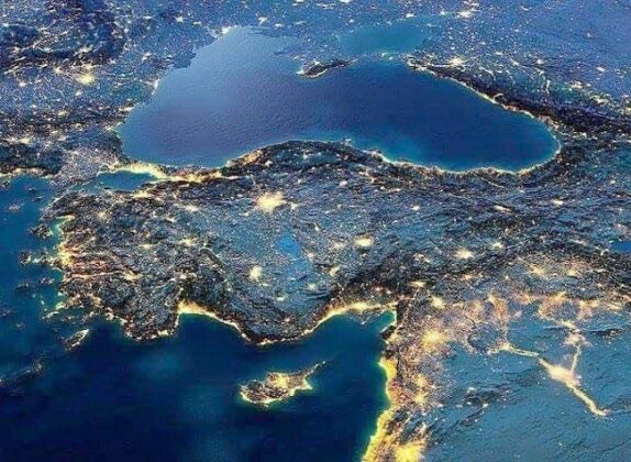 Hilmi Özden Yazdı; AĞUSTOS’TAKİ VATAN