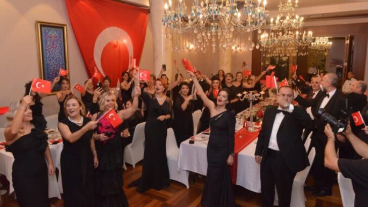 YASAV’dan 99. yıla görkemli kutlama YASAV’ın Cumhuriyet kadınları