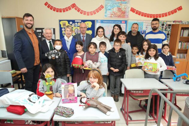 KIRSALDAKİ ÇOCUKLARIN YÜZÜ OYUNCAKLA GÜLDÜ