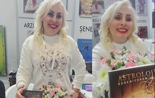 GAZETECİ FUNDA AKOSMAN TÜYAP’TA SEVENLERİYLE BULUŞTU