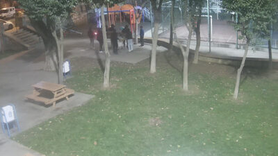 Parktan oturma ünitesini çaldılar, kameraya yakalandılar