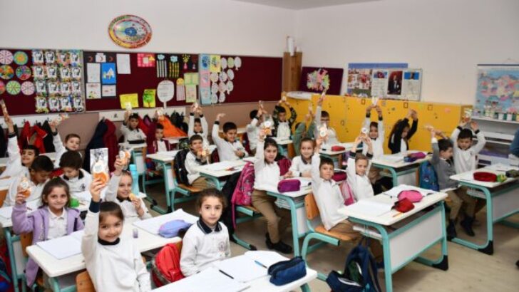 BAŞKAN USTA’DAN ÖĞRENCİLERE YERLİ MALI HAFTASI HEDİYESİ
