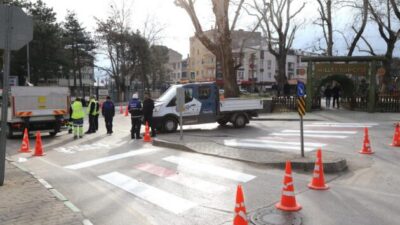 GÜRSU’DA YAYA GÜVENLİĞİ İÇİN YOL İŞARETLERİ YENİLENİYOR