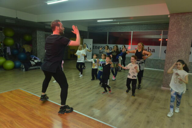 Çocukların zumba keyfi   Çocuklar anneleriyle zumba yaptı