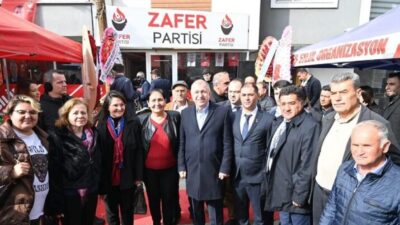 CHP YÖNETİCİLERİ, “SİZİ SEVİYORUZ” DİYEREK ÜMİT ÖZDAĞ İLE FOTOĞRAF ÇEKTİRDİ