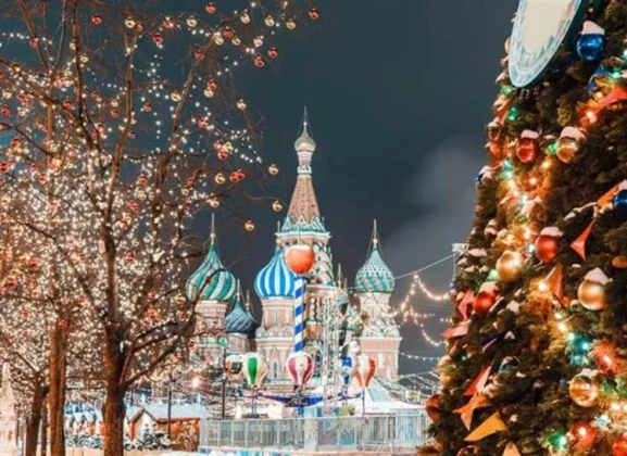 Rengarenk ışıkları ve Rus kültürel dokusuyla,  Moskova Noel Şehrine Dönüştü
