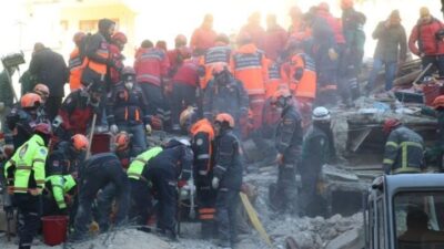 Depremde hayatını kaybedenlerin cenazeleri nakledilmeye devam ediyor