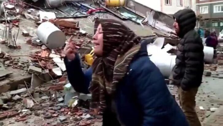 HALKLAR KUCAKLAŞINCA YALANCI VE İFTİRACILAR ÇILDIRDI, SADECE KÜFREDİYORLAR.