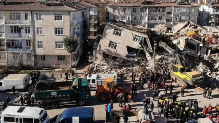 Depremde Ölen Canlar İçin Saçını Kazıttı!