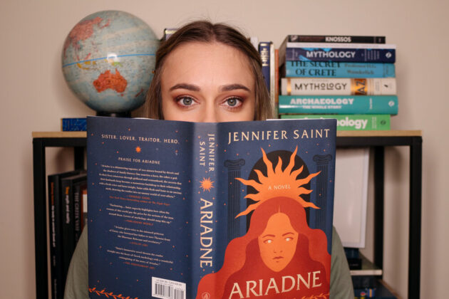 JENNIFER SAINT’İN ANTİK YUNAN MİTLERİNİ YENİDEN KURGULADIĞI İLK ROMANI “ARIADNE” TÜRKÇEDE!