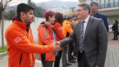 Yıldırım Kaymakamı Metin Esen Yıldırım Belediyesi Arama Kurtarma Ekibini Ziyaret etti.