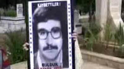 GÖZALTINDA İŞKENCEYLE KATLEDİLEN ALİ UYGUR’UN İNFİAL YARATAN ÖYKÜSÜNÜN YER ALDIĞI “ADI KAYIP” KİTABI RAFLARDA!