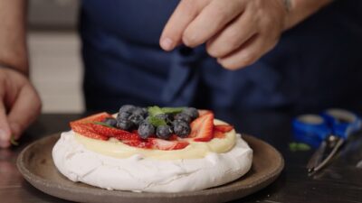 İyi bir pavlova yapmanın püf noktası: SatisFry Air & Grill Multi Cooker  Somer Şef’ten bahara özel tatlı tarifi