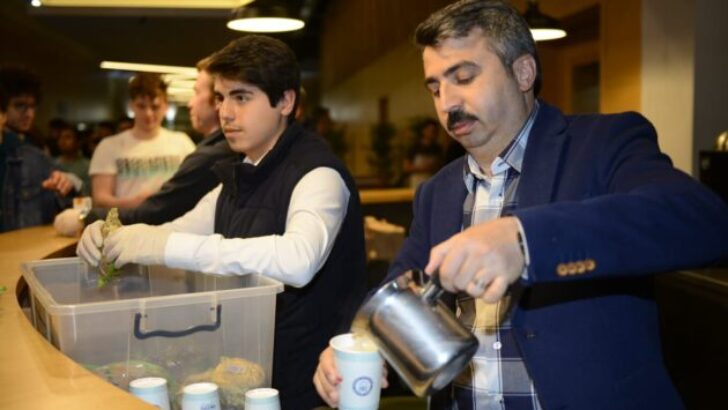 UYUMAYAN KÜTÜPHANEDE DERS ÇALIŞMAK ÖĞRENCİLERDEN, İFTAR VE SAHUR BELEDİYEDEN