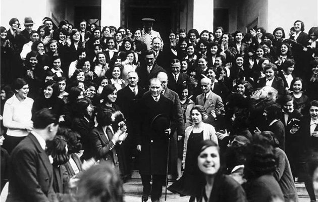 İbrahim Ortaş yazdı; Gençleri Sevdiğimizi Söylüyoruz da Gençlerin Geleceklerini Kurmaları Konusunda Ne Tür Seçenekler Öneriyoruz