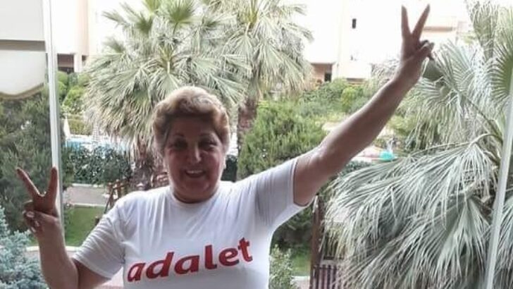 ÜLKEMİZ ELDEN GİDİYOR BEKLEMEYİN KALKIN AYAĞA, DÜŞÜN YOLLARA VE KUCAKLAŞIN İNSANLARLA!!!!