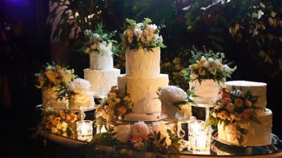 Düğün pastası çiftleri yansıtmalı