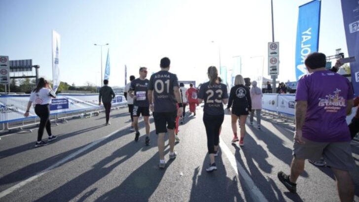 Tchibo, bir kez daha iyilik peşinde koştu…  Tchibo, İstanbul Yarı Maratonu’nda gençler için koştu