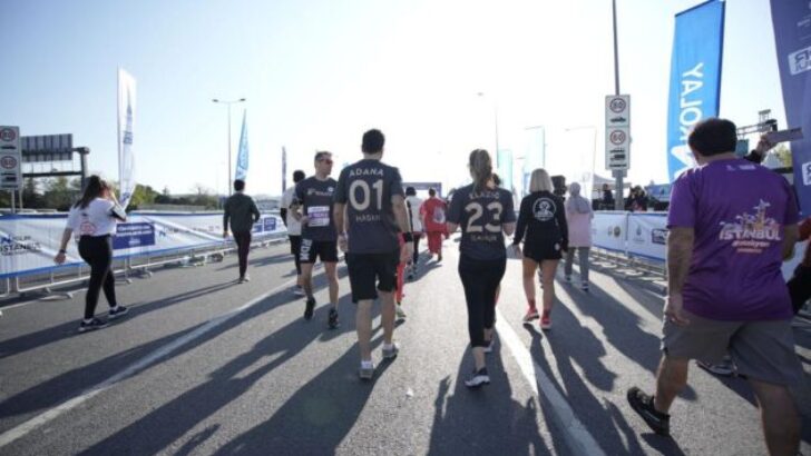 Tchibo, bir kez daha iyilik peşinde koştu… Tchibo, İstanbul Yarı Maratonu’nda gençler için koştu