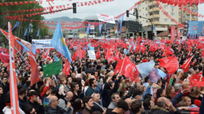 Bursa’da adeta yer yerinden oynadı