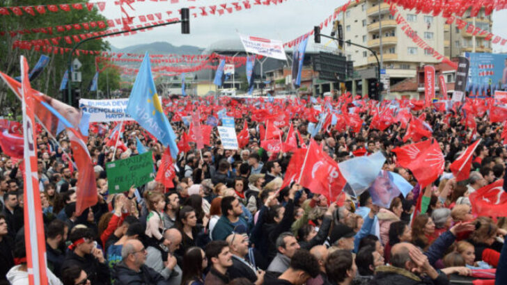 Bursa’da adeta yer yerinden oynadı