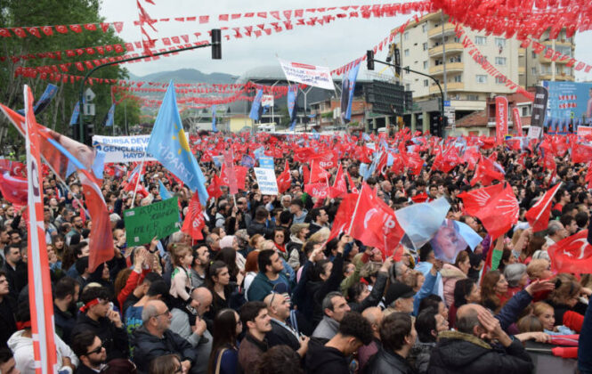 Bursa’da adeta yer yerinden oynadı