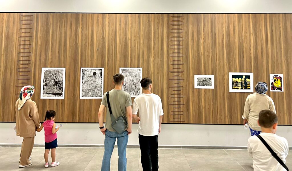 Londra’dan Orhangazi’ye Sanat Yolculuğu: Hasan Yiğit’in “Matris, Zaman ve Mekân” Sergisi Sanatseverlerle Buluştu