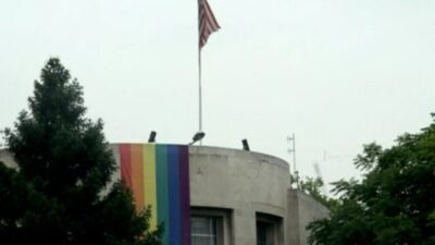 ABD Büyükelçilik binasına LGBTI paçavrasının asılması kabul edilemez