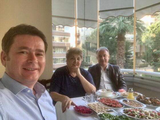 BURSA’YA VEDA ZAMANIM GELİNCE “DOST EVİNDE” BULUŞUP DERTLEŞMEK VE VEDALAŞMAK ŞART OLDU.
