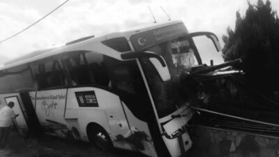Bursalıları taşıyan otobüs kaza yaptı!