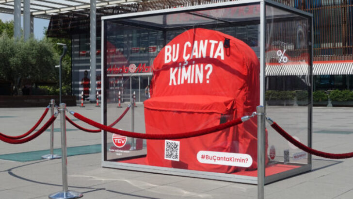 TEV’İN “BU ÇANTA KİMİN?” İSİMLİ SES GETİREN, ÖDÜLLÜ FARKINDALIK PROJESİ ÜNİVERSİTE ÖĞRENCİLERİNE DESTEK İÇİN BURSA’DA!