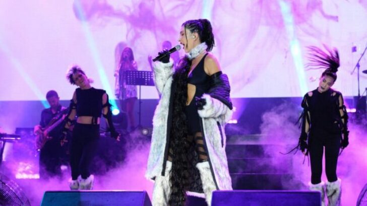 HANDE YENER SAHNE KOSTÜMÜYLE OLAY OLDU