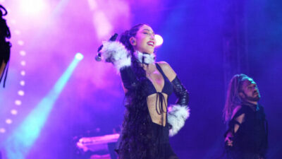 HANDE YENER’İN KURUÇEŞME’DEKİ BEĞENİ TOPLAYAN STİLİNİN ALTINDAN GECO STYLING’İN İMZASI ÇIKTI