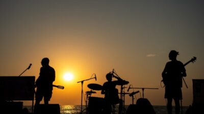 Yasak Helva, Gümüşlük sahilinde konser verdi