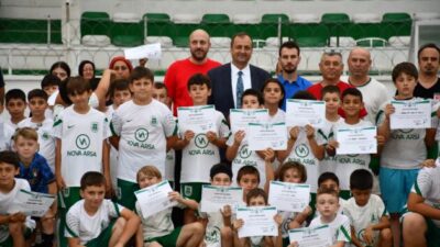 İZNİKSPOR YAZ FUTBOL OKULUNDA SERTİFİKA HEYECANI