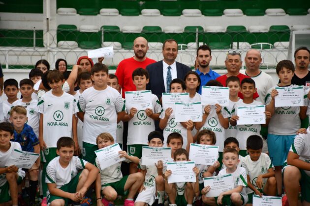 İZNİKSPOR YAZ FUTBOL OKULUNDA SERTİFİKA HEYECANI