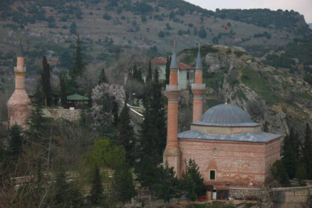 YİĞİT DÜŞTÜĞÜ YERDEN KALKAR.