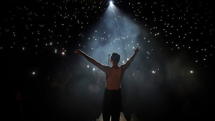 HARBİYE AÇIK HAVA’DA İKİ GECE ÜST ÜSTE KONSER VEREN EMİR CAN İĞREK “SAVAŞA HAYIR” DEDİ