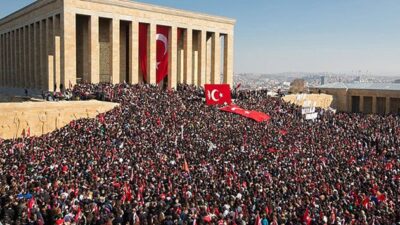 Seni  sonsuza kadar kalbinde yaşatacak milyonlarca evladın var…