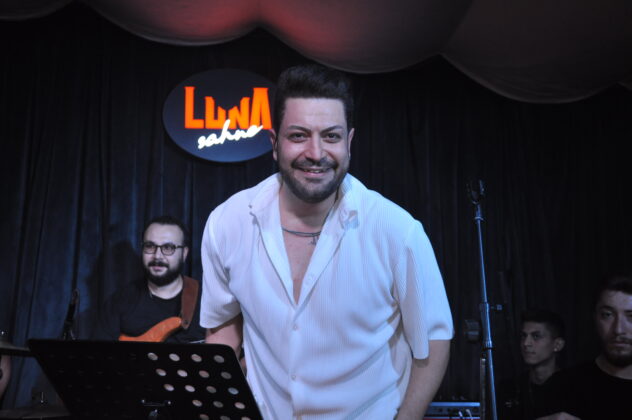Umut Açıkgöz, Bağdat Caddesi’nde bulunan Luna sahnesinde, 24 Kasım Öğretmenler Günü’nü unutulmaz bir müzik şöleniyle kutladı