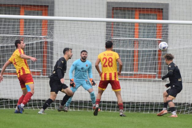 NİLÜFER BELEDİYE FSK RAKİBİNİ 4 GOLLE MAĞLUP ETTİ