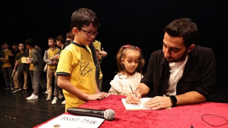 ÖĞRENCİLER YAZARLA BİRLİKTE “BABAMIN MAHALLESİ”NDE YOLCULUĞA ÇIKTI